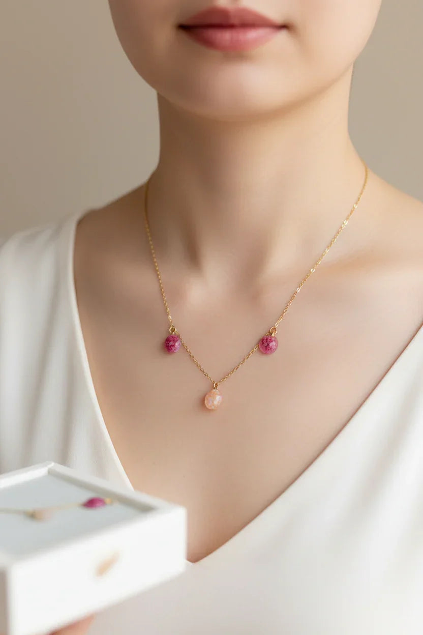 COLLAR CASCADA DE PANICULATA CON PÉTALOS NATURALES Y BAÑO DE ORO 18 KT