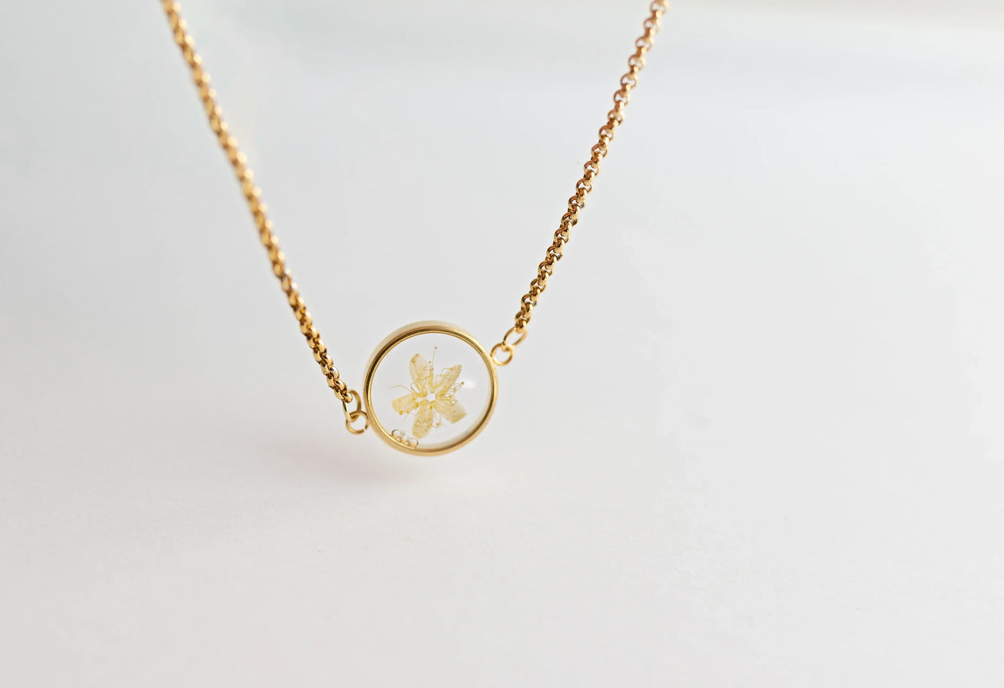 PULSERA AJUSTABLE SUSURRO DORADO EN ACERO INOX. CON BAÑO DE ORO 18 KT