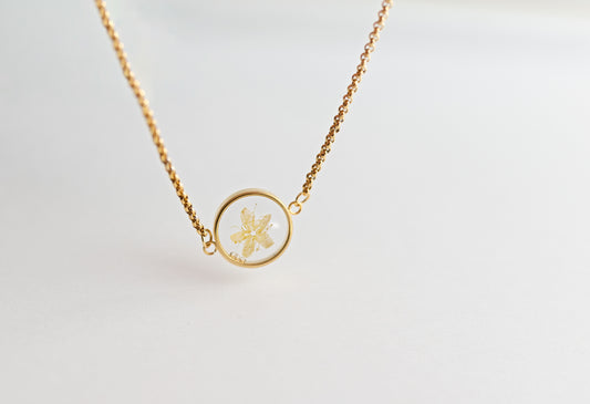 Pulsera Ajustable "Susurro Dorado" | Dije de Flor Natural en Resina | Baño de Oro 18K y Acero Inoxidable Hipoalergénico