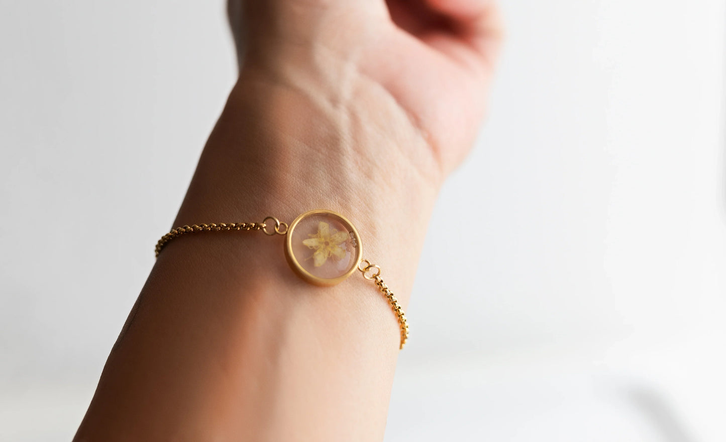 PULSERA AJUSTABLE SUSURRO DORADO EN ACERO INOX. CON BAÑO DE ORO 18 KT