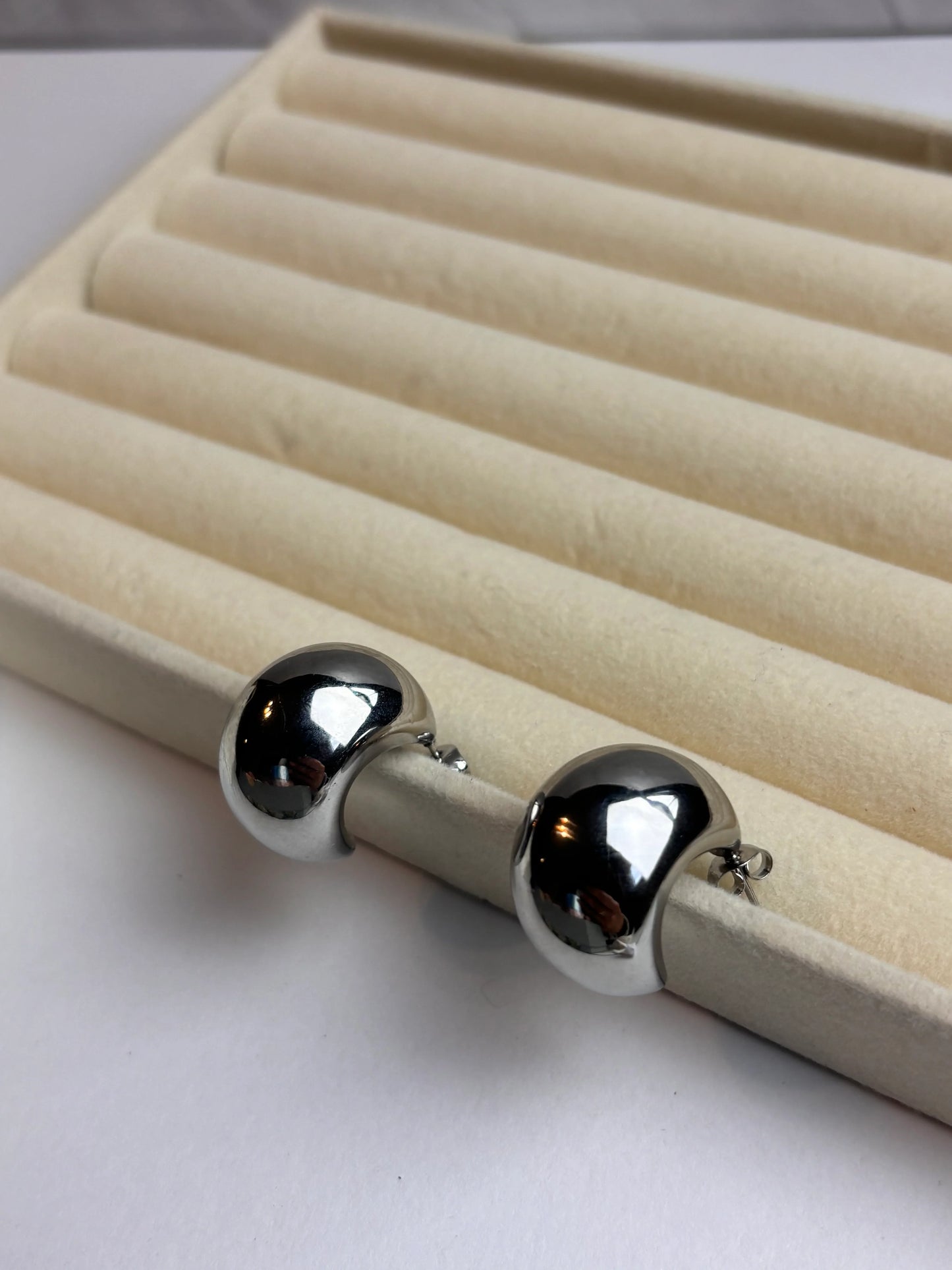 PENDIENTES MEDIA LUNA EN ACERO INOXIDABLE 316L CON ACABADO BRILLANTE - COLOR PLATA