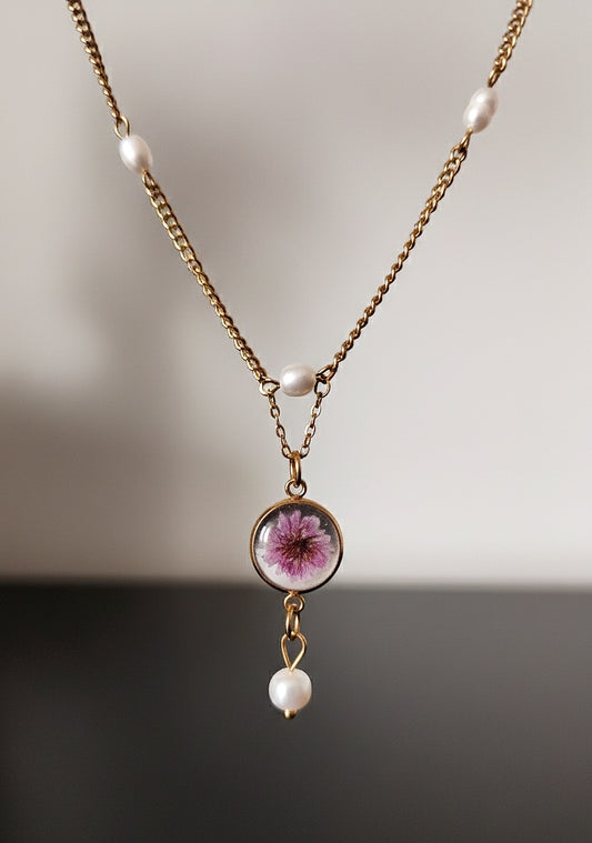 COLLAR DE ACERO INOXIDABLE CON FLOR NATURAL PANICULATA Y PERLAS