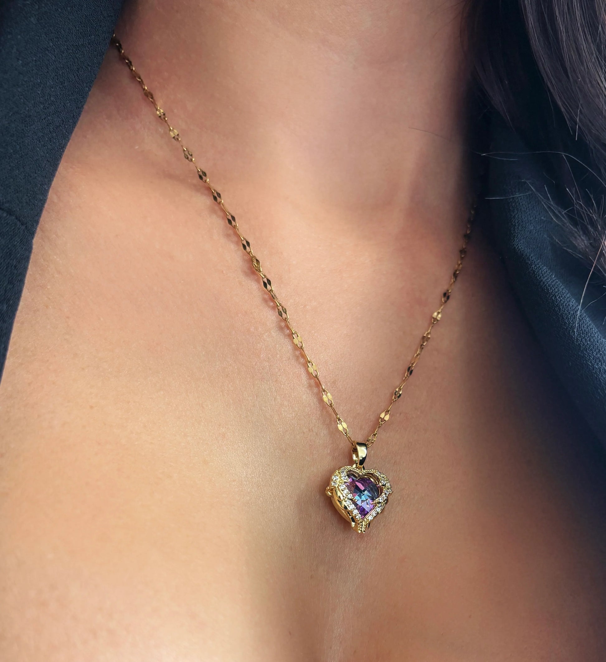 Collar de alta bisutería MYKOANI con dije de corazón dorado y piedra central brillante.