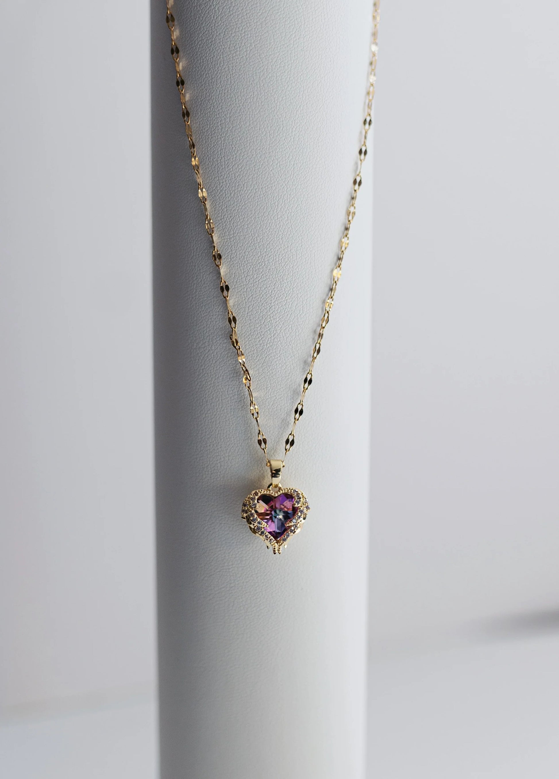 Collar de alta bisutería MYKOANI con colgante corazón dorado y cristal multicolor elegante.