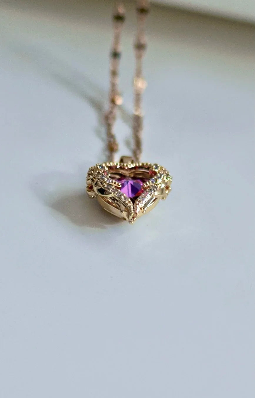 Colgante corazón dorado con cristal morado y detalles brillantes, bisutería exclusiva MYKOANI