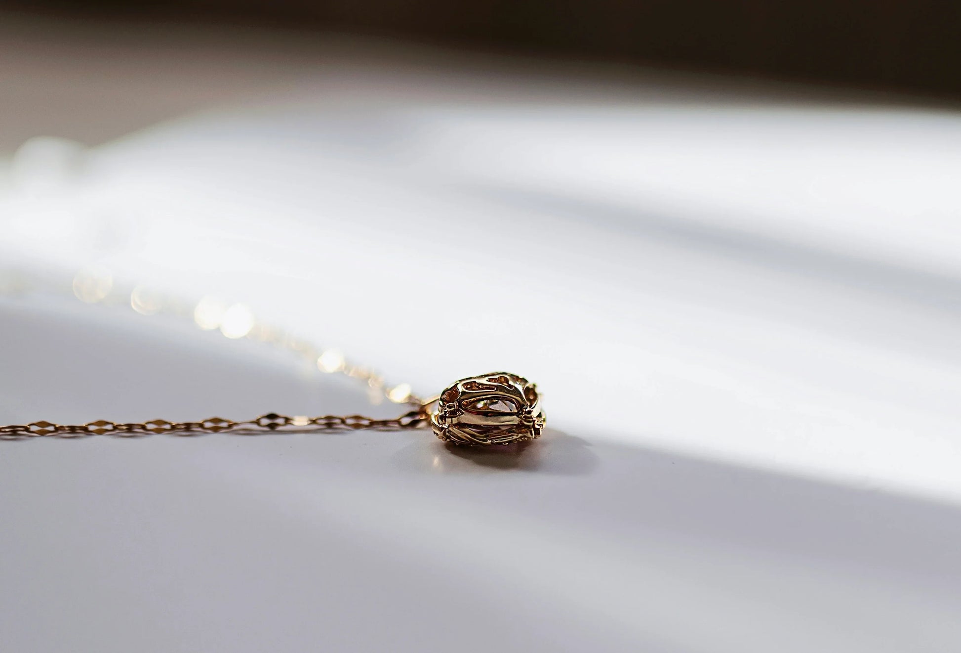 Collar fino con dije dorado de bisutería de diseño exclusivo MYKOANI, detalle elegante