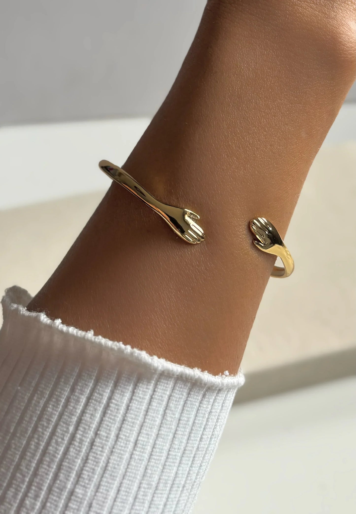 Brazalete Abierto "Manos que Abrazan" - Baño de Oro