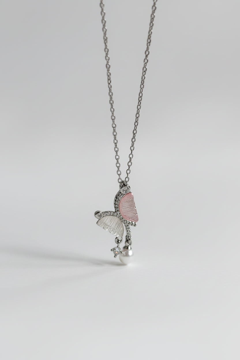 Colgante de mariposa en cadena plateada con acabado de alta bisutería, MYKOANI.
