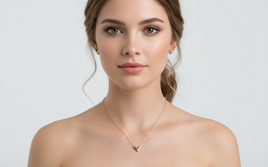 Set de Joyería Geométrica 'Chevron' (Collar y Pendientes) en Acero 316L Bañado en Oro 18K
