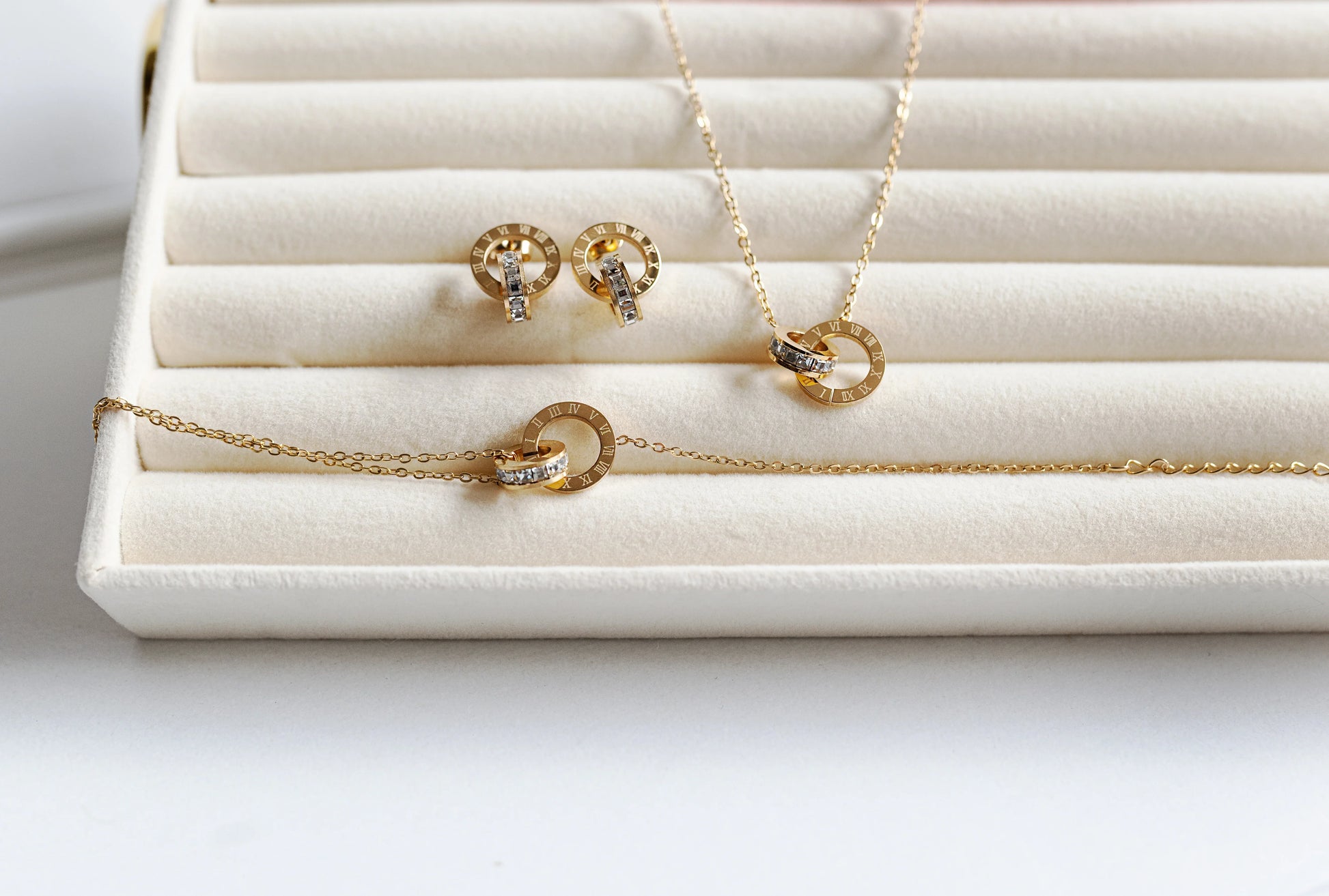 Set de bisutería fina dorada MYKOANI con circonias en estuche, diseño exclusivo elegante.