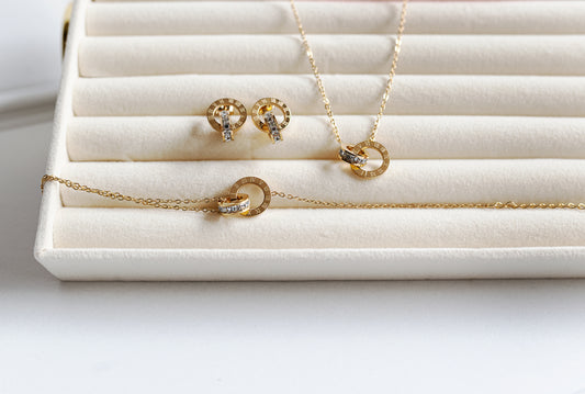 Set 'Unión Romana' (Collar, Pendientes y Pulsera) con Números y Circonitas | Baño de Oro 18K