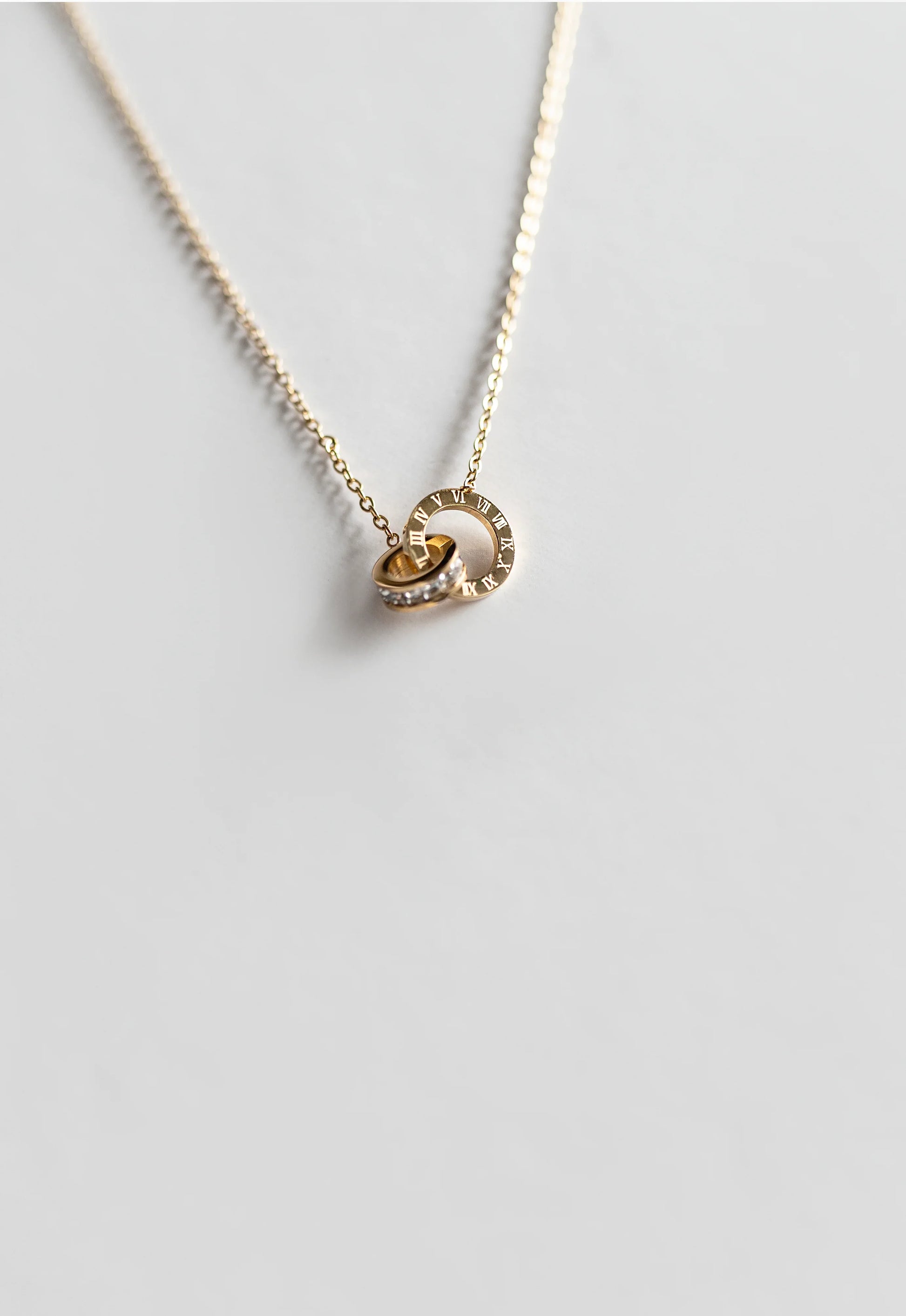 Collar de cadena dorada con dije de anillos cruzados y números romanos, bisutería fina MYKOANI