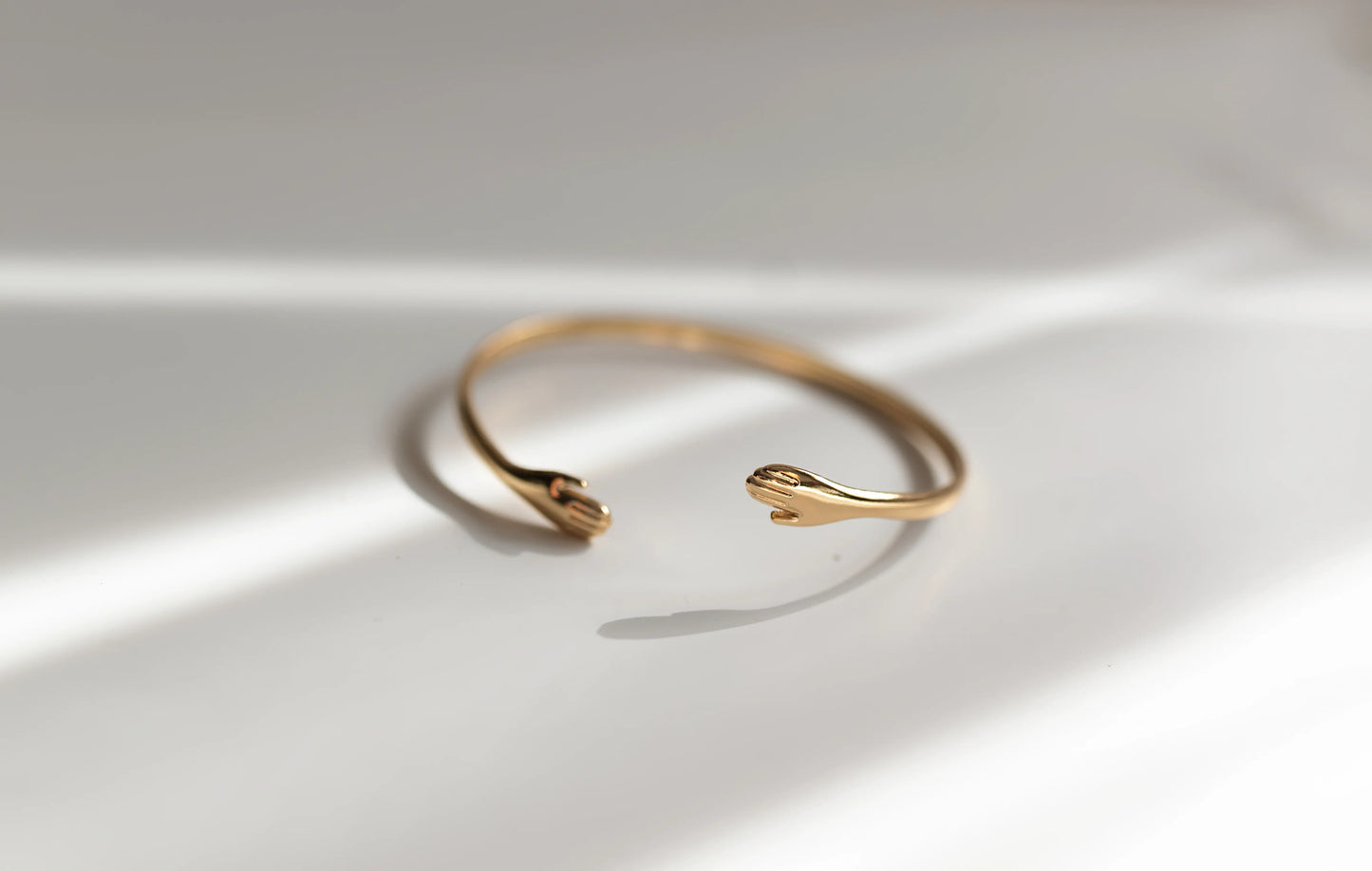 Brazalete Abierto "Manos que Abrazan" - Baño de Oro