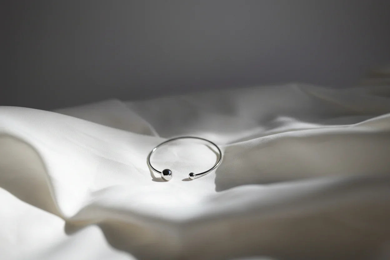 Brazalete Minimalista con Terminales de Bola (Acero Quirúrgico)