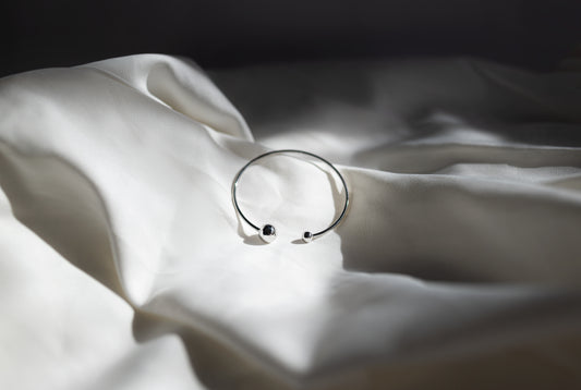 Brazalete Minimalista con Terminales de Bola (Acero Quirúrgico)