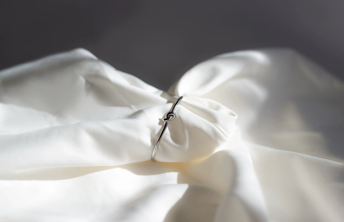 Pulsera Minimalista Nudo del Amor- Acabado Plateado Brillante