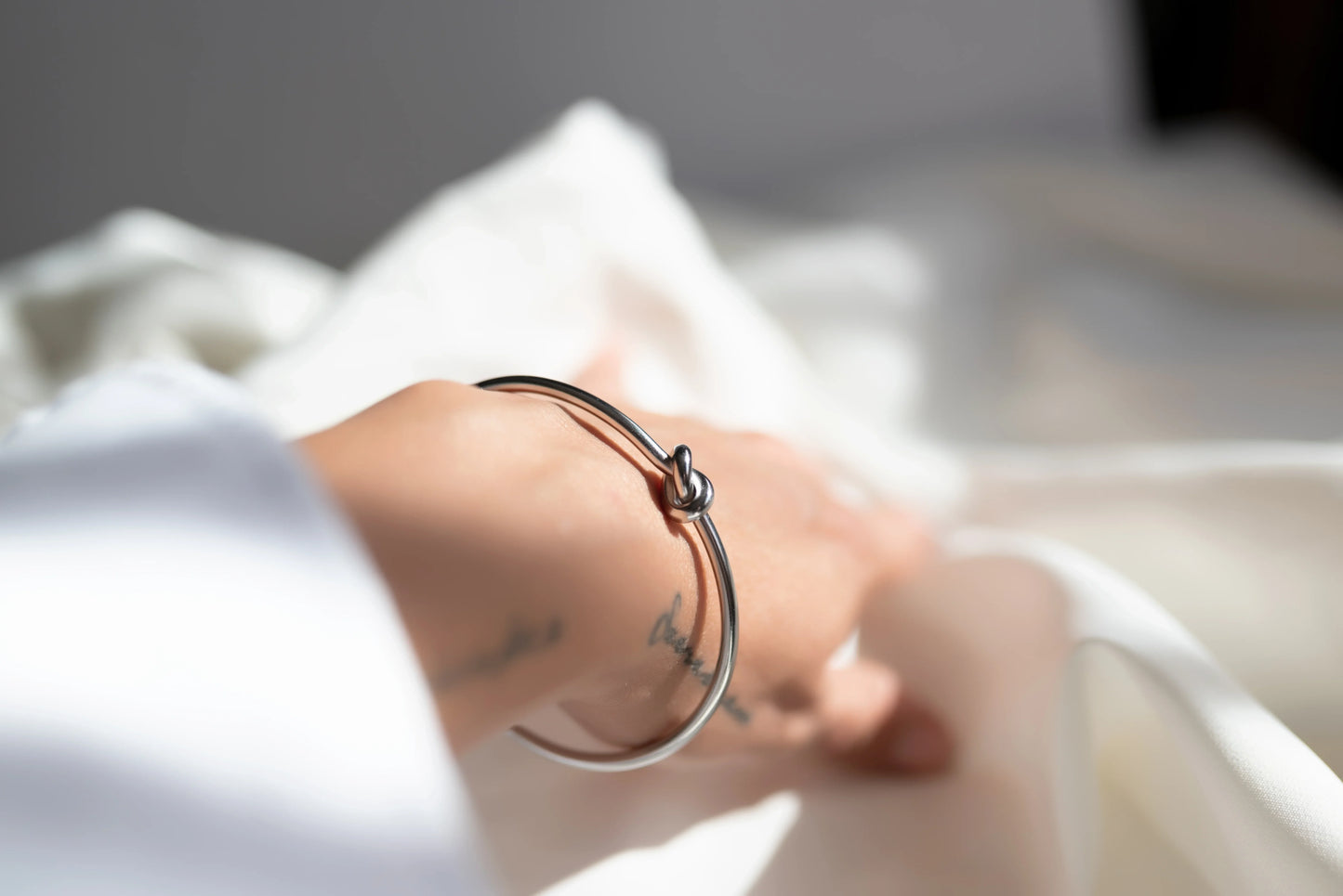 Pulsera Minimalista Nudo del Amor- Acabado Plateado Brillante