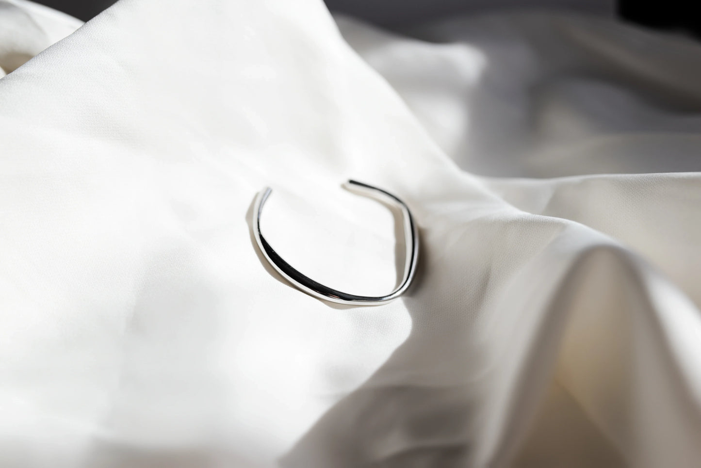 Joyas Esculturales: Brazalete Fino de Forma Libre (Acero 316L)