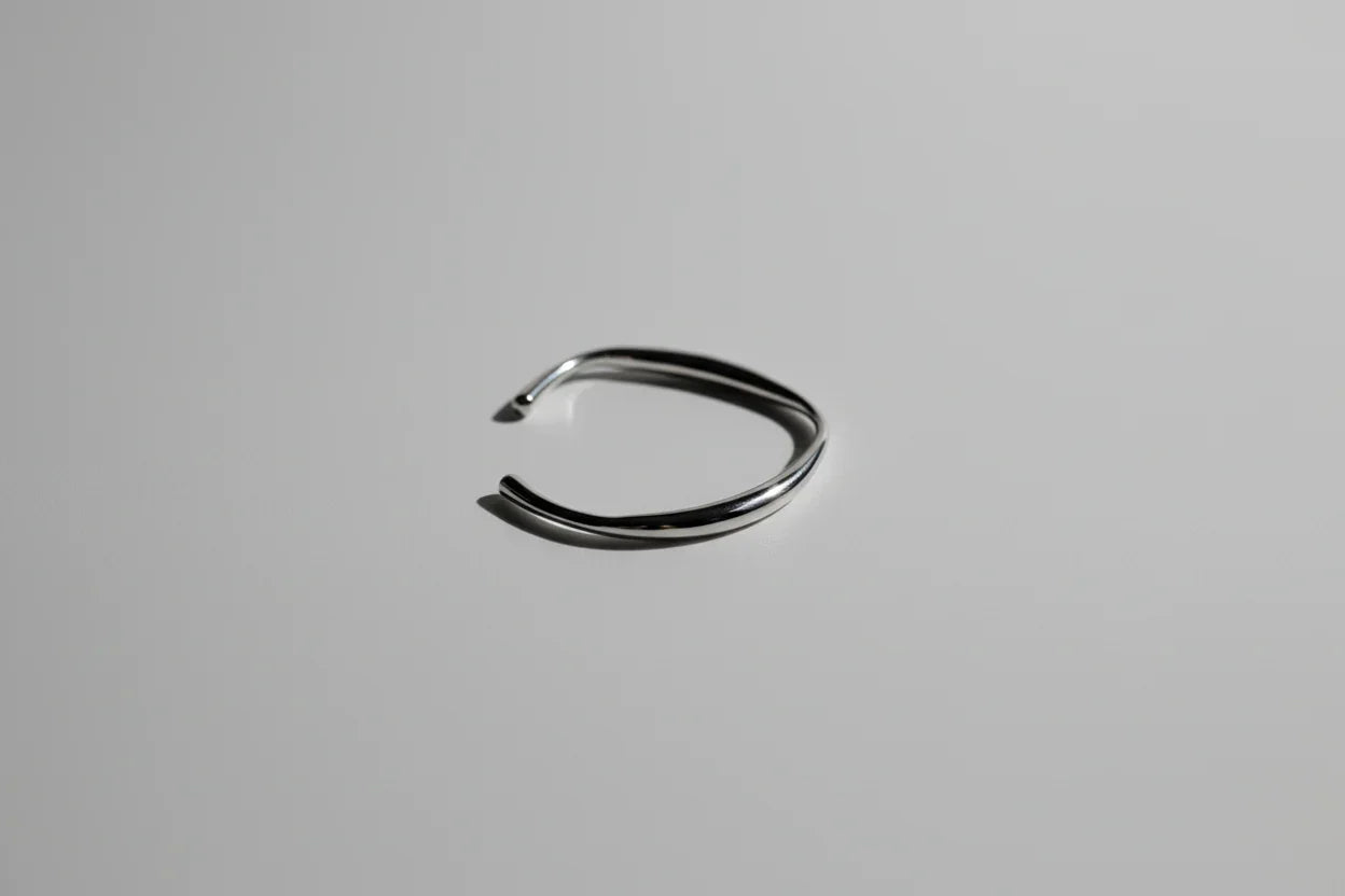 Joyas Esculturales: Brazalete Fino de Forma Libre (Acero 316L)