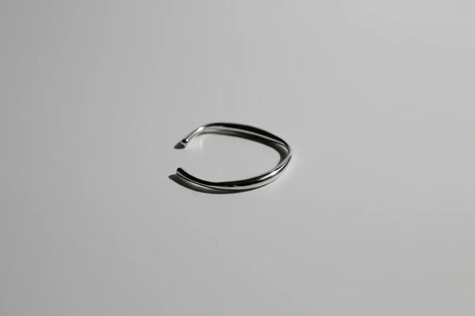 Joyas Esculturales: Brazalete Fino de Forma Libre (Acero 316L)