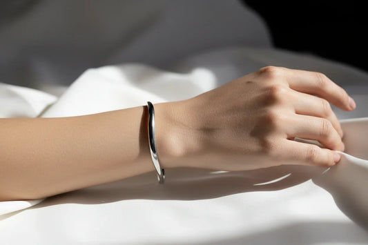 Joyas Esculturales: Brazalete Fino de Forma Libre (Acero 316L)