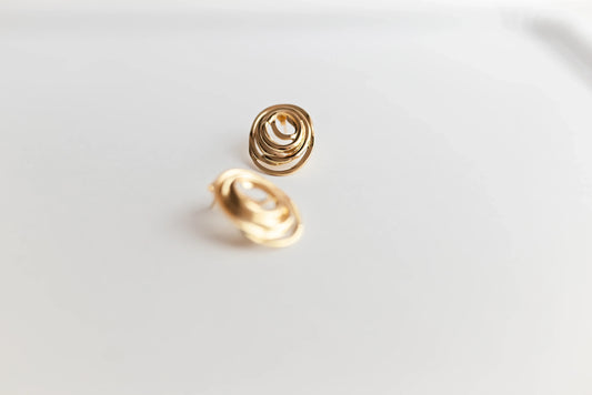 Pendientes dorados de diseño exclusivo sobre fondo blanco, bisutería fina MYKOANI.