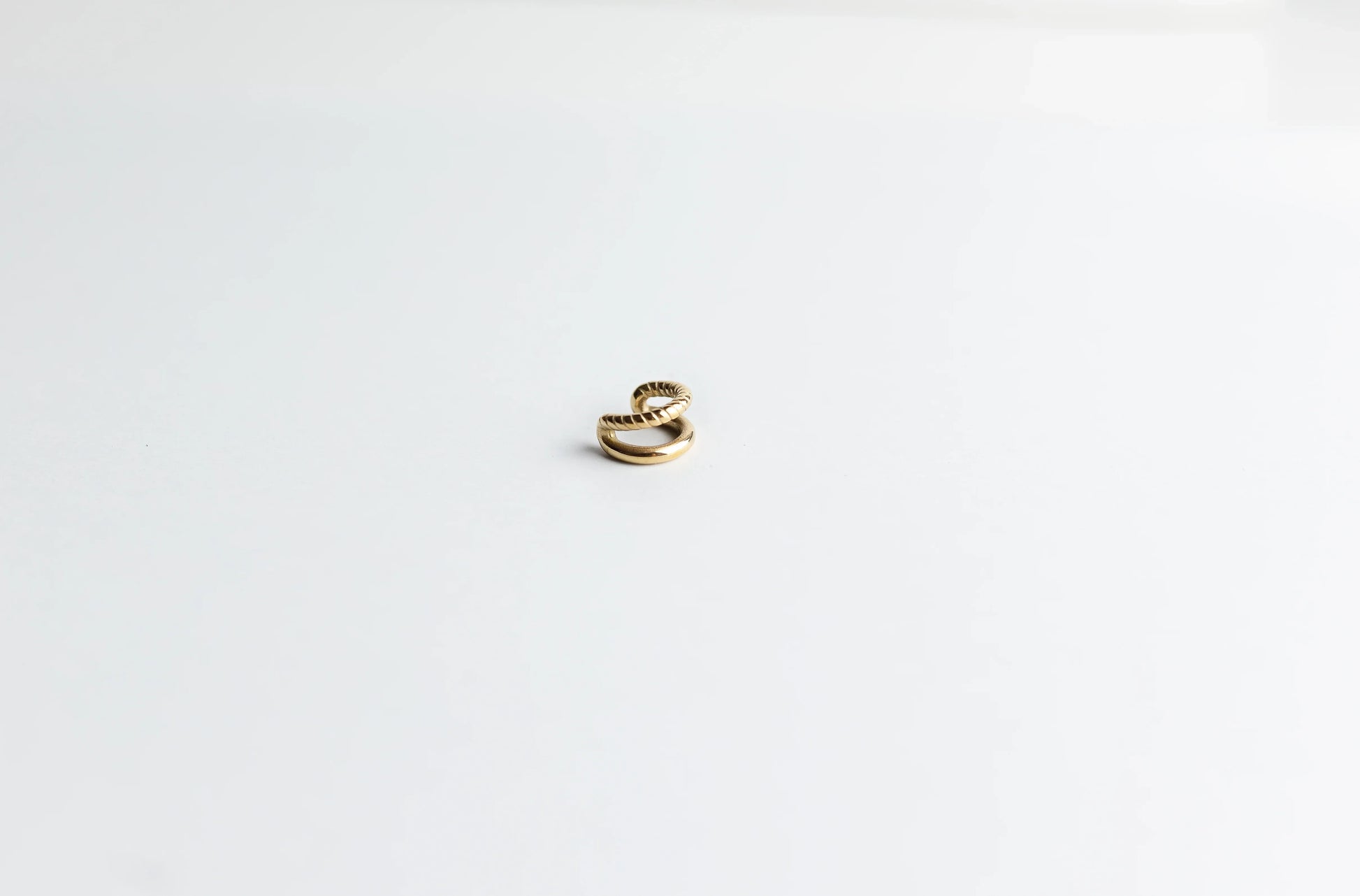 Anillo dorado de diseño exclusivo sobre fondo blanco, bisutería fina MYKOANI.