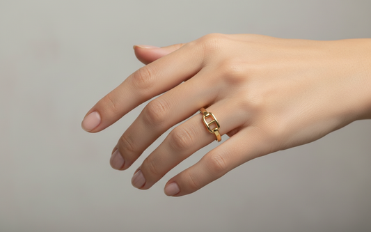 Anillo Geométrico "Hebilla Chic" de Acero Inoxidable Dorado