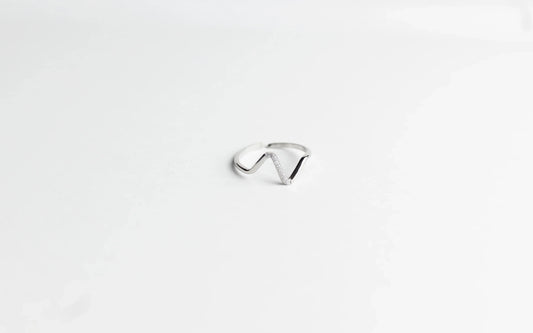 Anillo Onda Acabado Plata - Elegancia en Movimiento