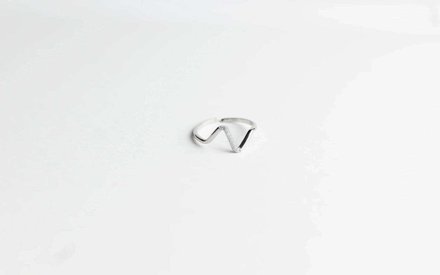 Anillo Onda Acabado Plata - Elegancia en Movimiento