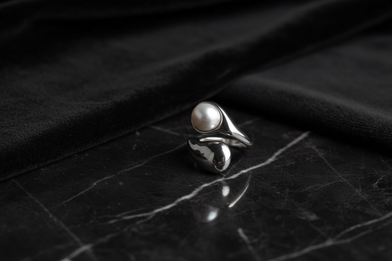 SORTIJA WRAP EN ACERO 316L CON PERLA Y DISEÑO ORGÁNICO COLOR PLATA